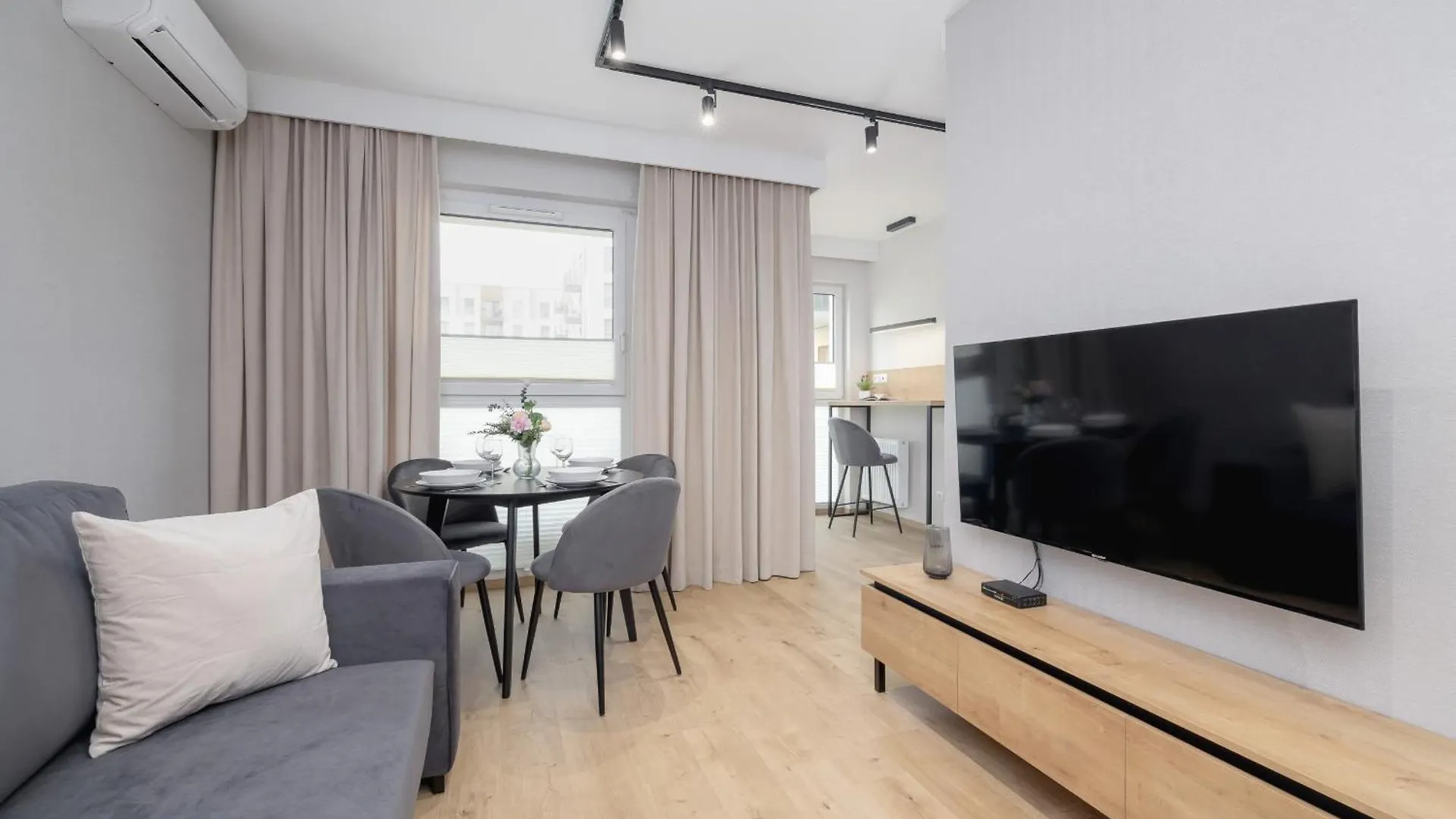 Bright Apartment In Krakow With Garden, Air Conditioning, Parking And Desk By Renters Prestige 波兰