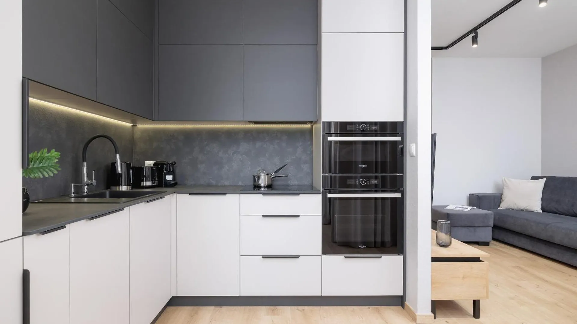 Bright Apartment In Krakow With Garden, Air Conditioning, Parking And Desk By Renters Prestige 0*,