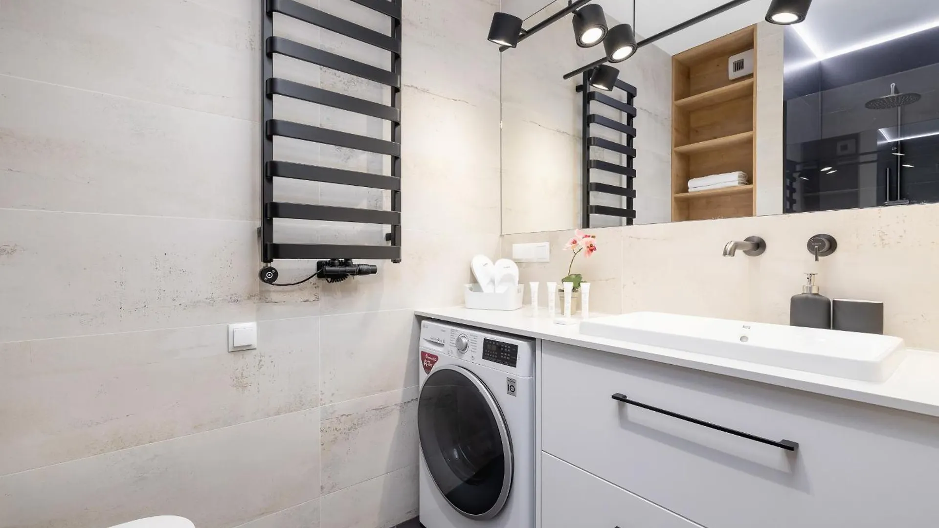 Bright Apartment In Krakow With Garden, Air Conditioning, Parking And Desk By Renters Prestige