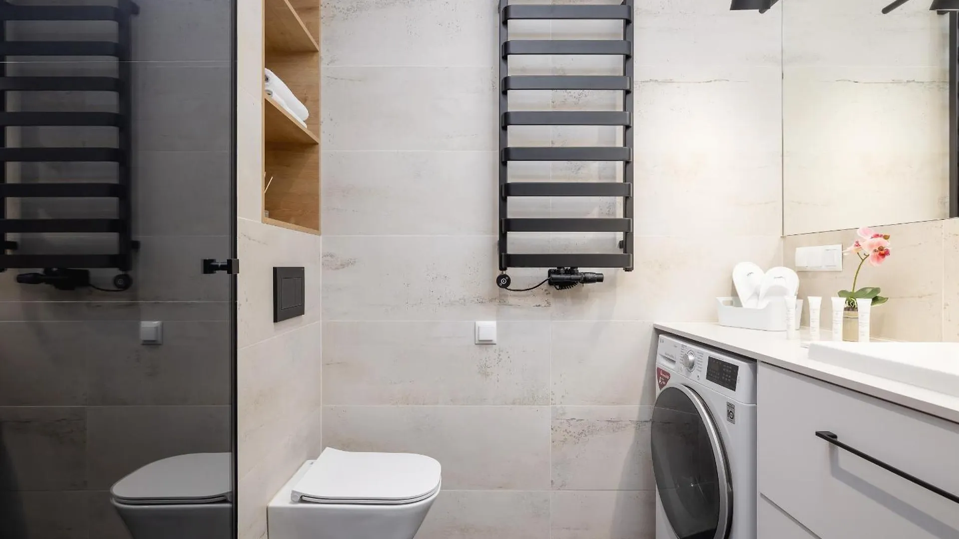 Bright Apartment In Krakow With Garden, Air Conditioning, Parking And Desk By Renters Prestige 0*,  波兰