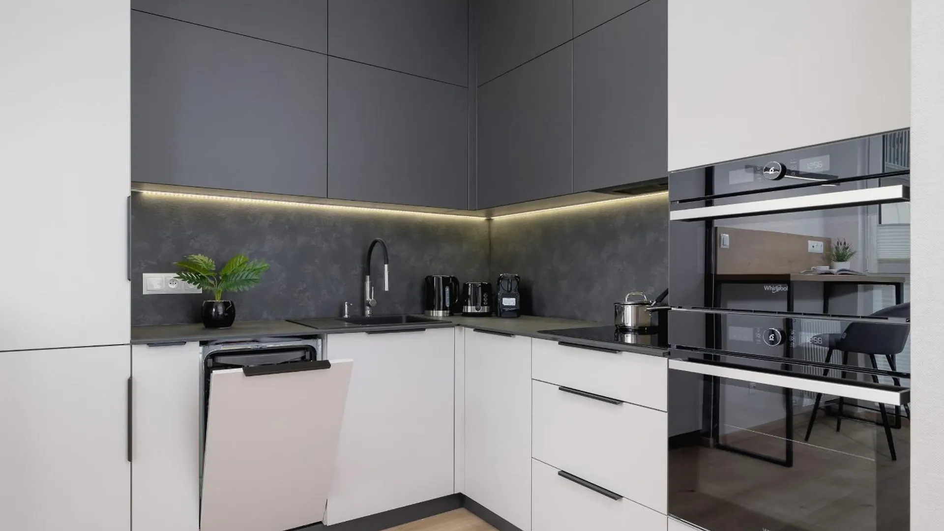 Bright Apartment In Krakow With Garden, Air Conditioning, Parking And Desk By Renters Prestige
