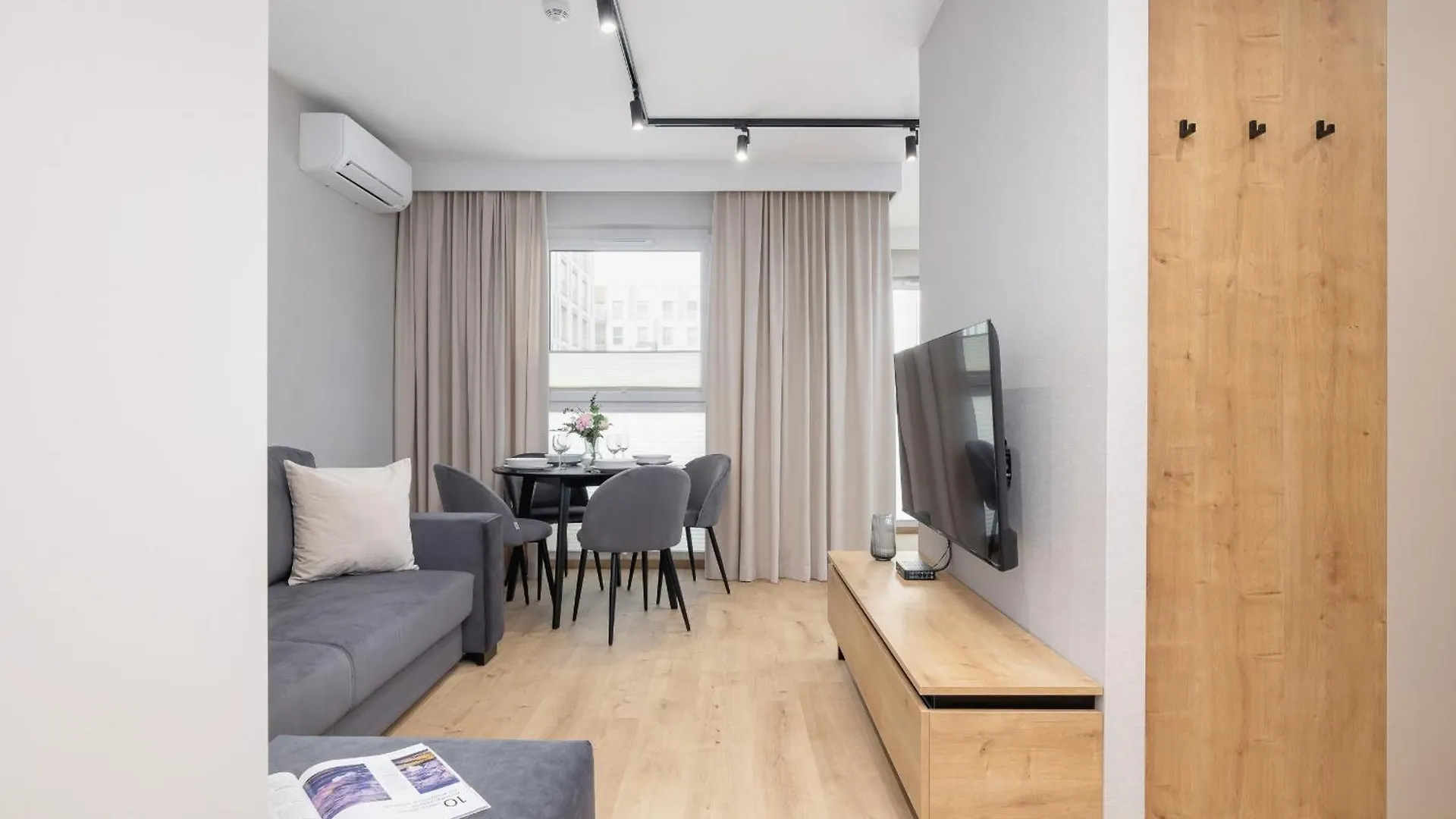 Bright Apartment In Krakow With Garden, Air Conditioning, Parking And Desk By Renters Prestige 波兰