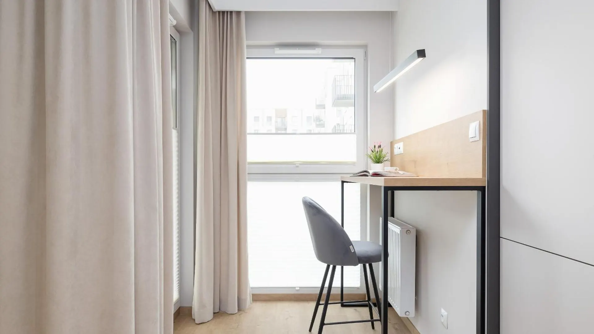 Bright Apartment In Krakow With Garden, Air Conditioning, Parking And Desk By Renters Prestige 波兰