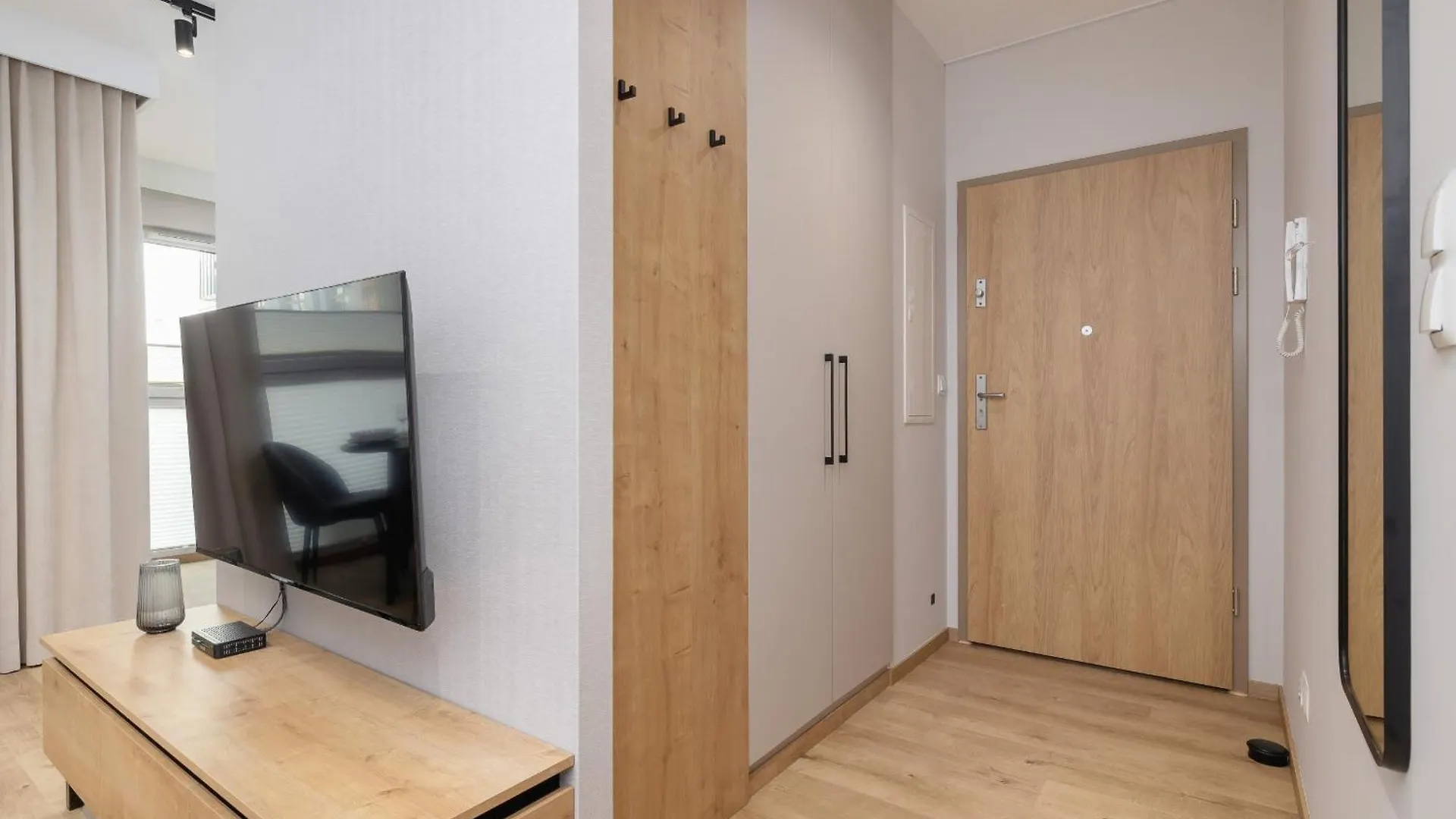 Bright Apartment In Krakow With Garden, Air Conditioning, Parking And Desk By Renters Prestige 波兰