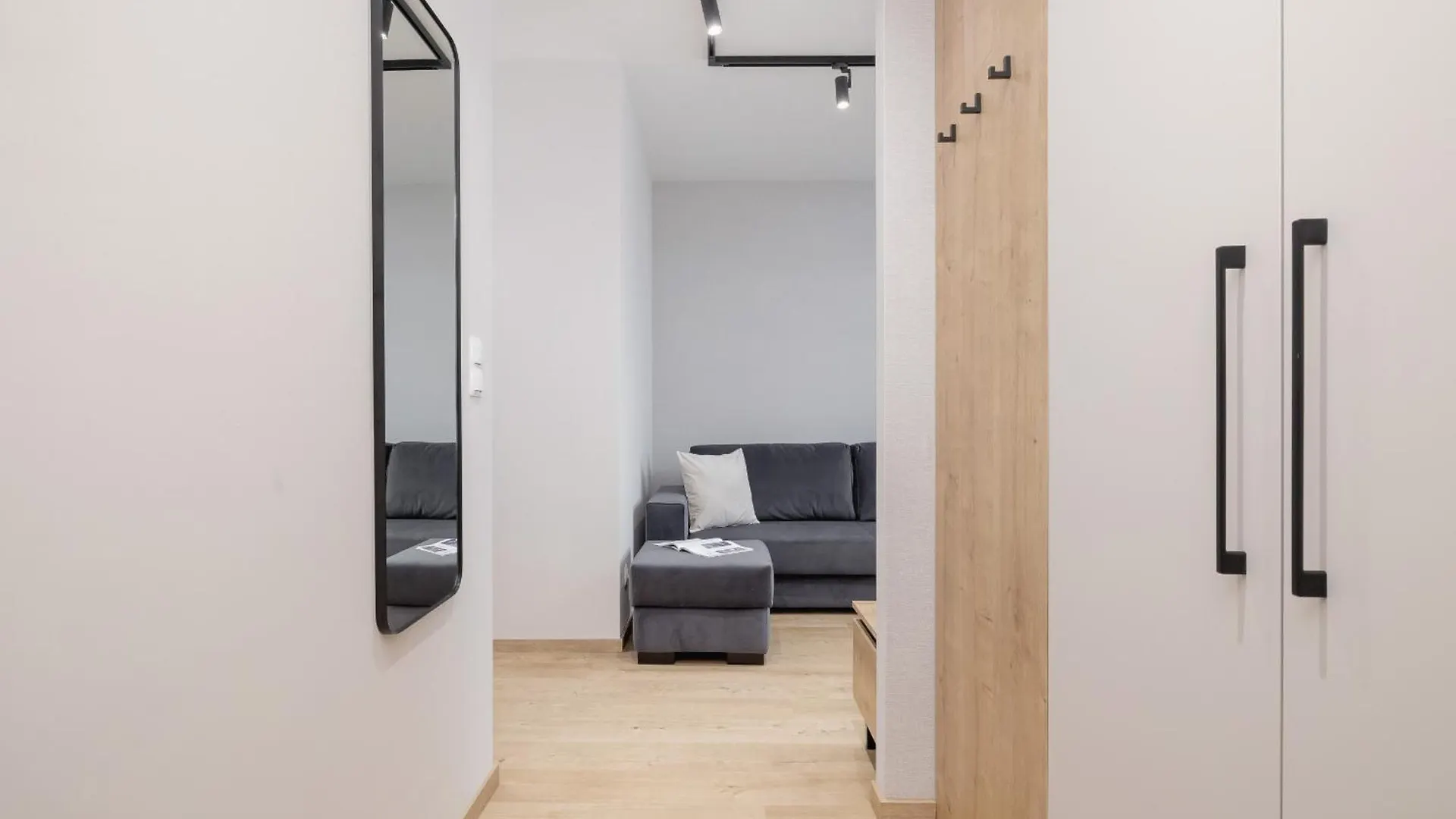 Bright Apartment In Krakow With Garden, Air Conditioning, Parking And Desk By Renters Prestige 波兰