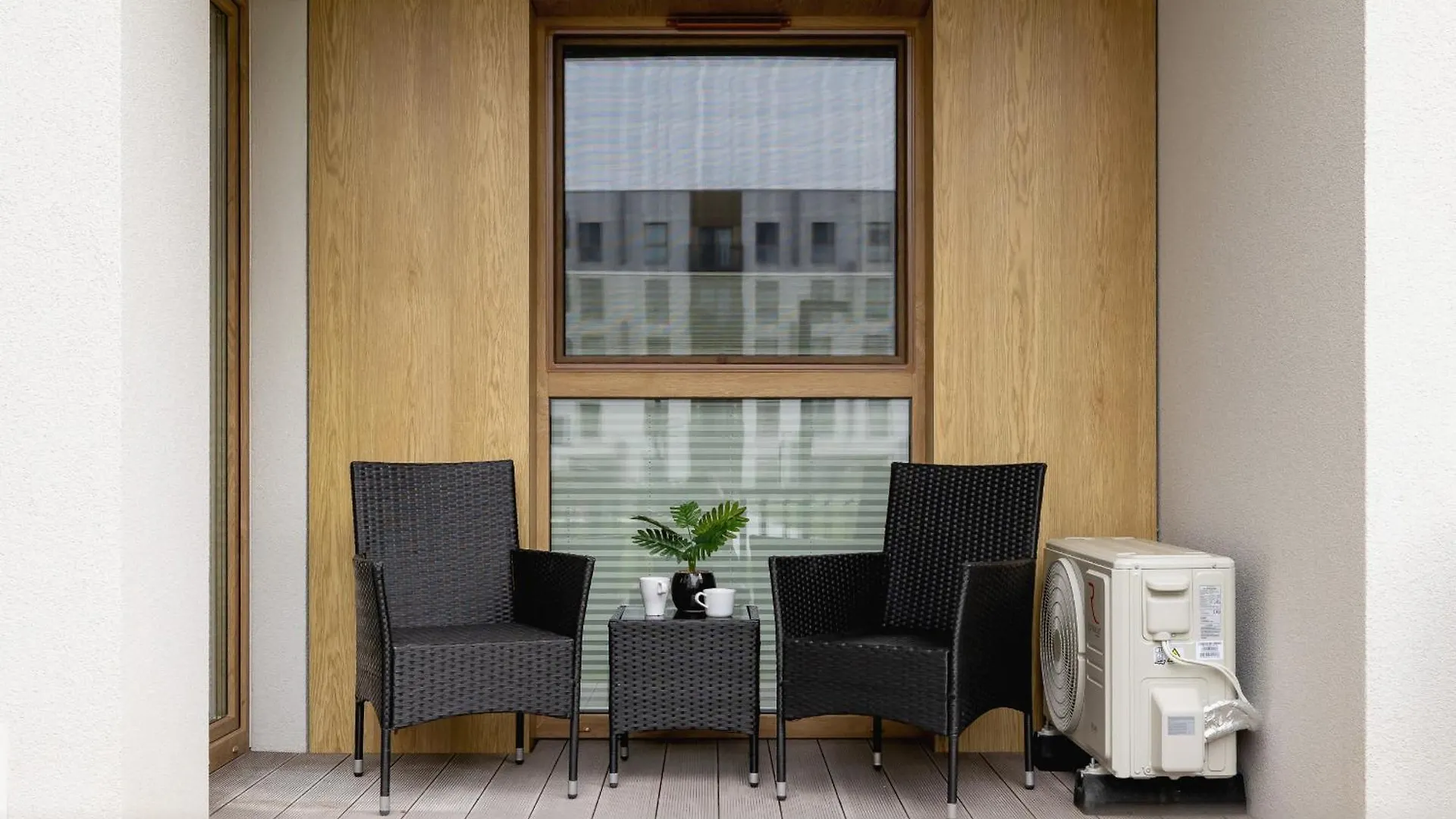 Bright Apartment In Krakow With Garden, Air Conditioning, Parking And Desk By Renters Prestige
