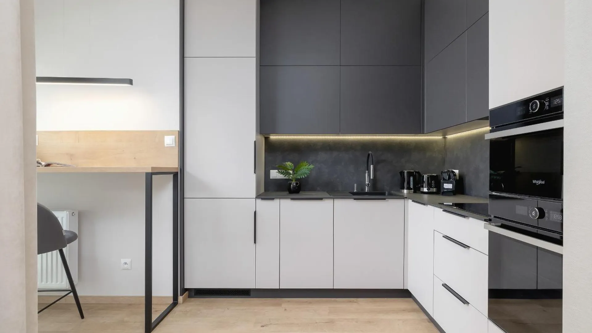 Bright Apartment In Krakow With Garden, Air Conditioning, Parking And Desk By Renters Prestige