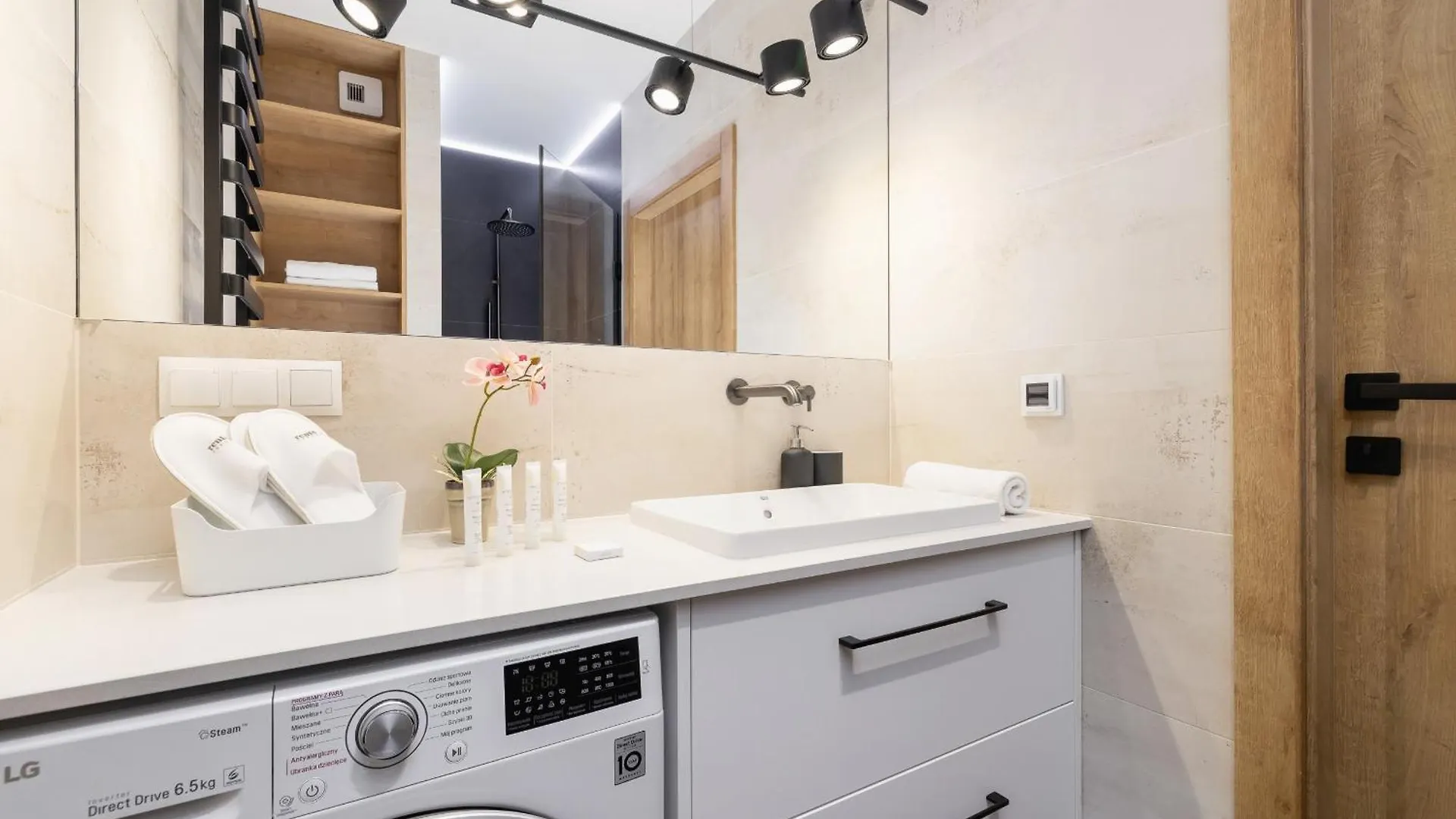 Bright Apartment In Krakow With Garden, Air Conditioning, Parking And Desk By Renters Prestige