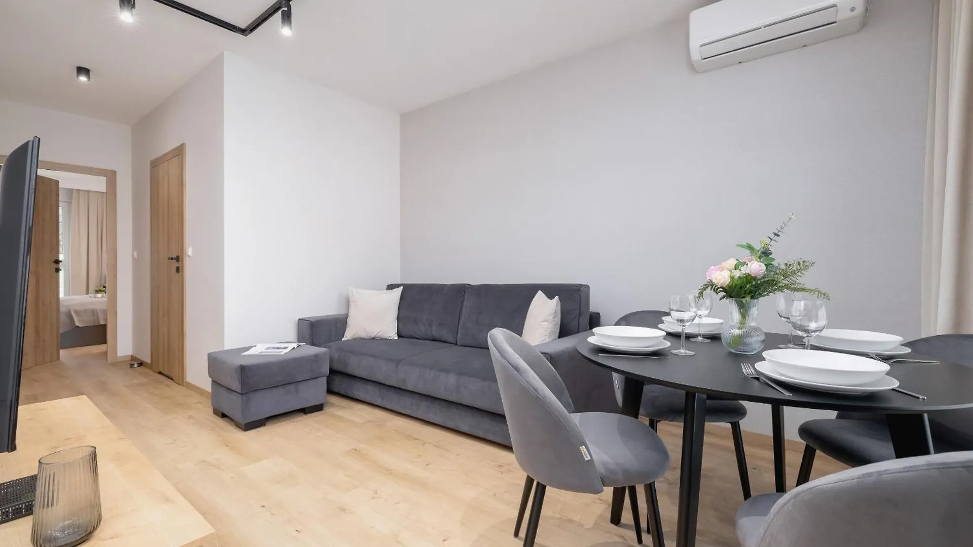 Bright Apartment In Krakow With Garden, Air Conditioning, Parking And Desk By Renters Prestige