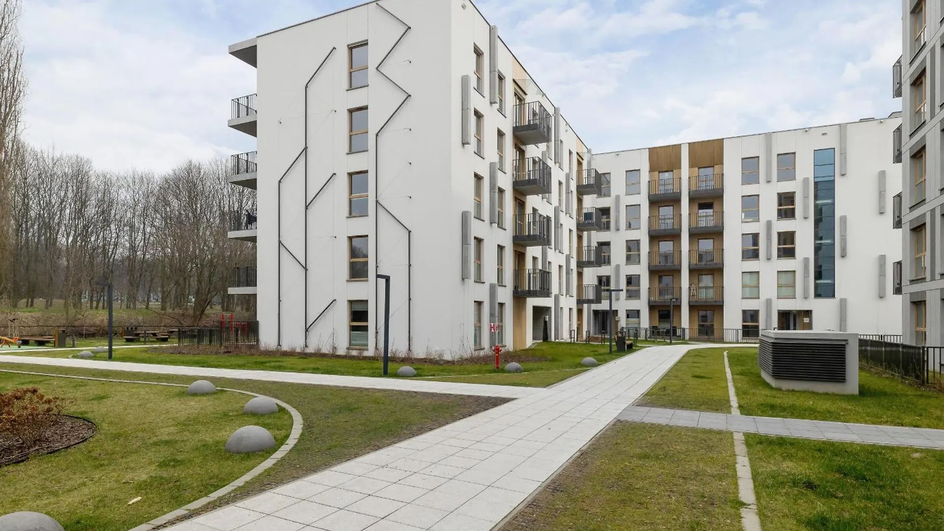 Bright Apartment In Krakow With Garden, Air Conditioning, Parking And Desk By Renters Prestige 波兰